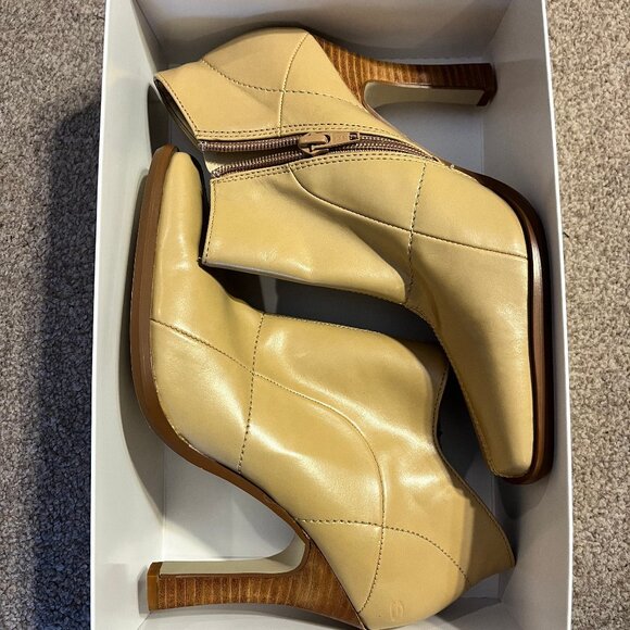 Somethin' Else from Skechers Light Beige/Cream Ankle Booties, Size 7 - Picture 2 of 16